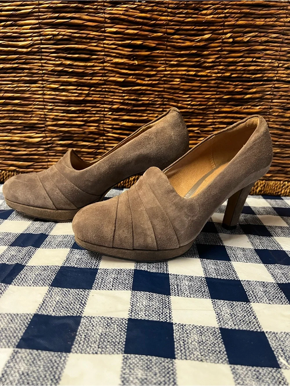 Clarks Artisan Sz 8 Delsie Joy Pump Platform Heel Taupe Gray Brown Suede Leather